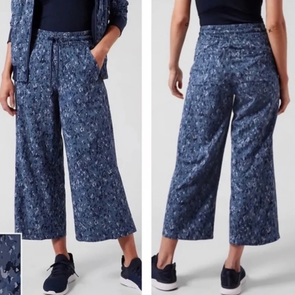 Athleta Avenue Wide Leg Crop Pants Blue Elastic Waist 10 Pockets! Athleisure - Picture 1 of 7